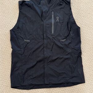 On Running Men's Dark Vest with Zipper Pocket